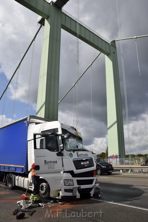 Schwerer LKW VU PKlemm A 4 Rich Olpe auf der Rodenkirchener Bruecke P273.JPG - Miklos Laubert